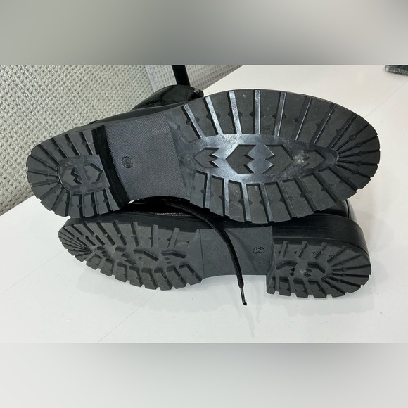 BARNEYS NEW YORK COMBAT BOOTS LIKE NEW 🖤🖤 - Picture 4 of 13